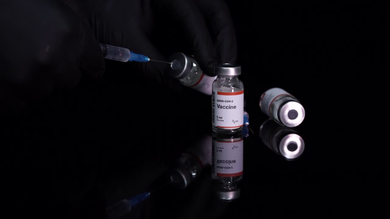 코로나바이러스 주사 및 예방을 위한 covid-19 백신으로 주사기 준비