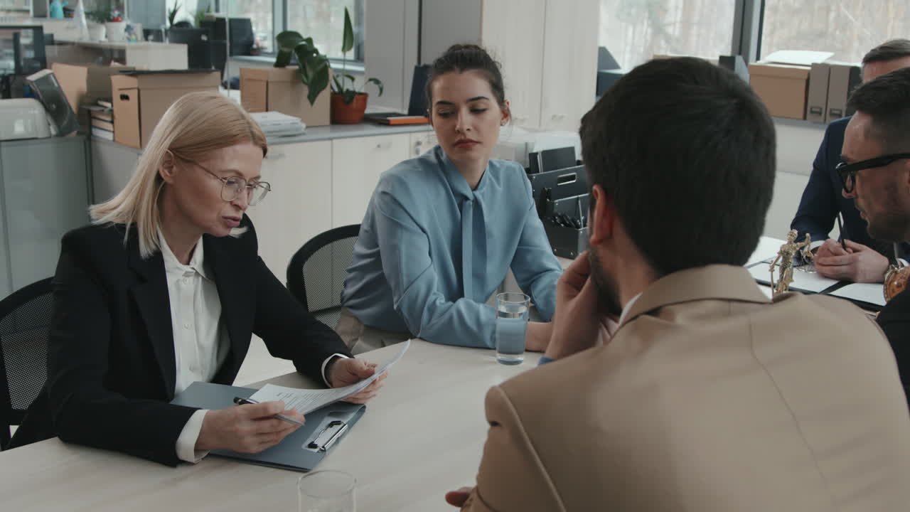 Avvocati che esaminano documenti legali in ufficio