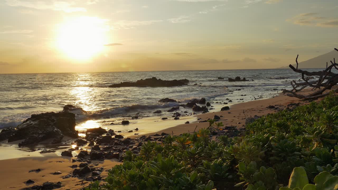 Scena da praia ao pôr-do-sol