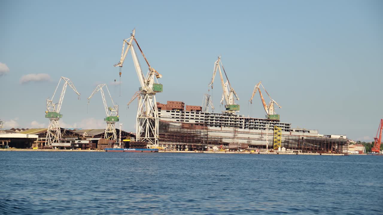 впечатляющая нефтяная платформа, строящаяся на верфи ульяник в пуле, хорватия