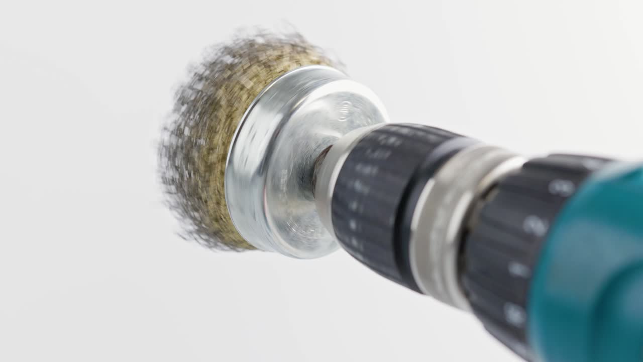 색 배경에 회전하는 둥근 강철 질을 가진 손 드릴