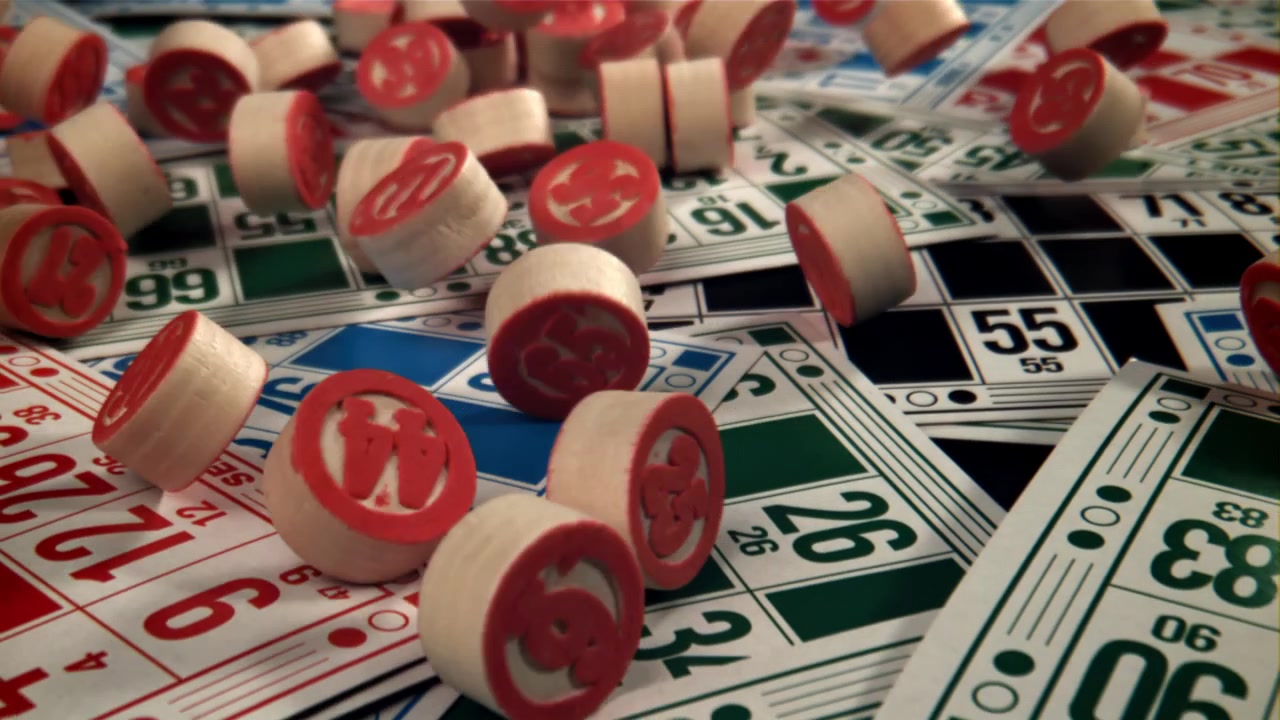 Gettoni da bingo rossi che cadono sulle cartelle della tombola al rallentatore