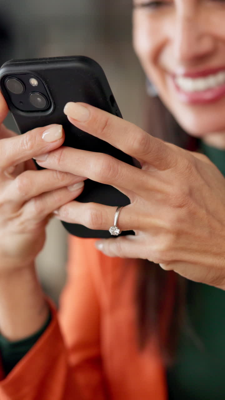 Close-up van lachende vrouw die een smartphone gebruikt