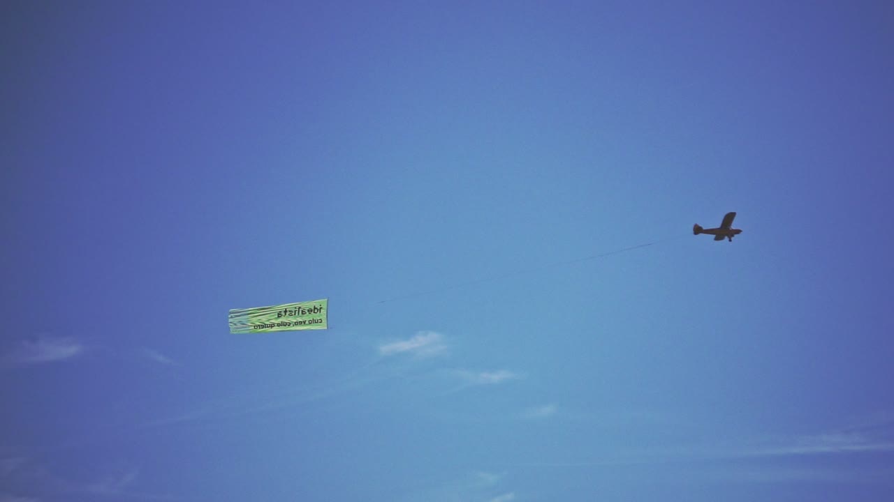 공중에서 날아다니는 단일 엔진 비행기. 작은 비행기 견인 광고 배너