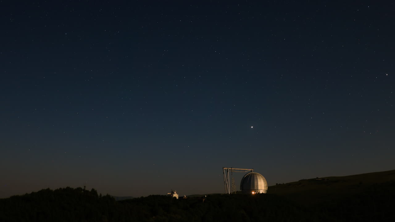 특별한 과학 천체 물리학 관측소의 타임  ⁇ 스 추적 사진. 큰 망원경으로 우주를 지상에서 관측하는 천문 센터입니다.