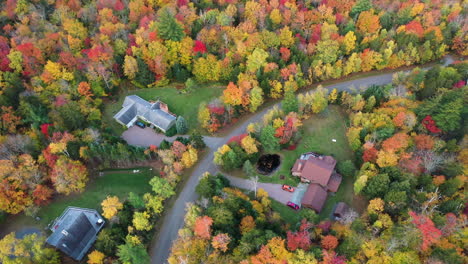 Mansiones-De-Campo-En-El-Colorido-Paisaje-Otoñal-De-Vermont-Usa,-Vista-Aérea-De-Follaje-Llamativo-Y-Camino-Rural,-Disparo-De-Drones