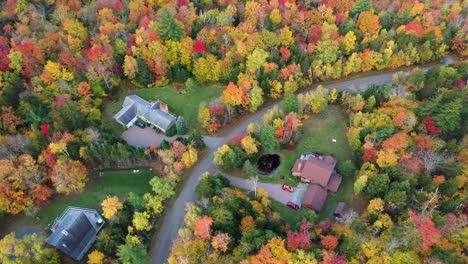 mansiones de campo en el colorido paisaje otoñal de vermont usa, vista aérea de follaje llamativo y camino rural, disparo de drones