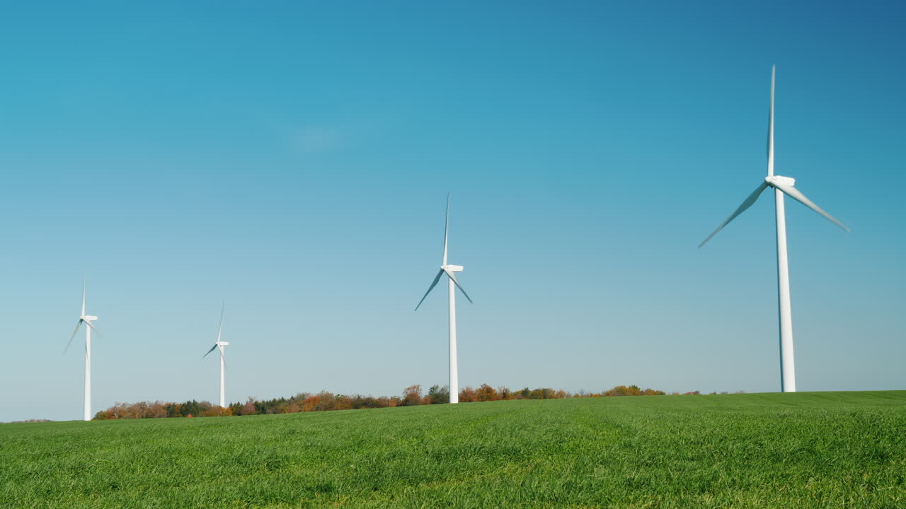 무성한 녹색 풍경의 풍력 터빈