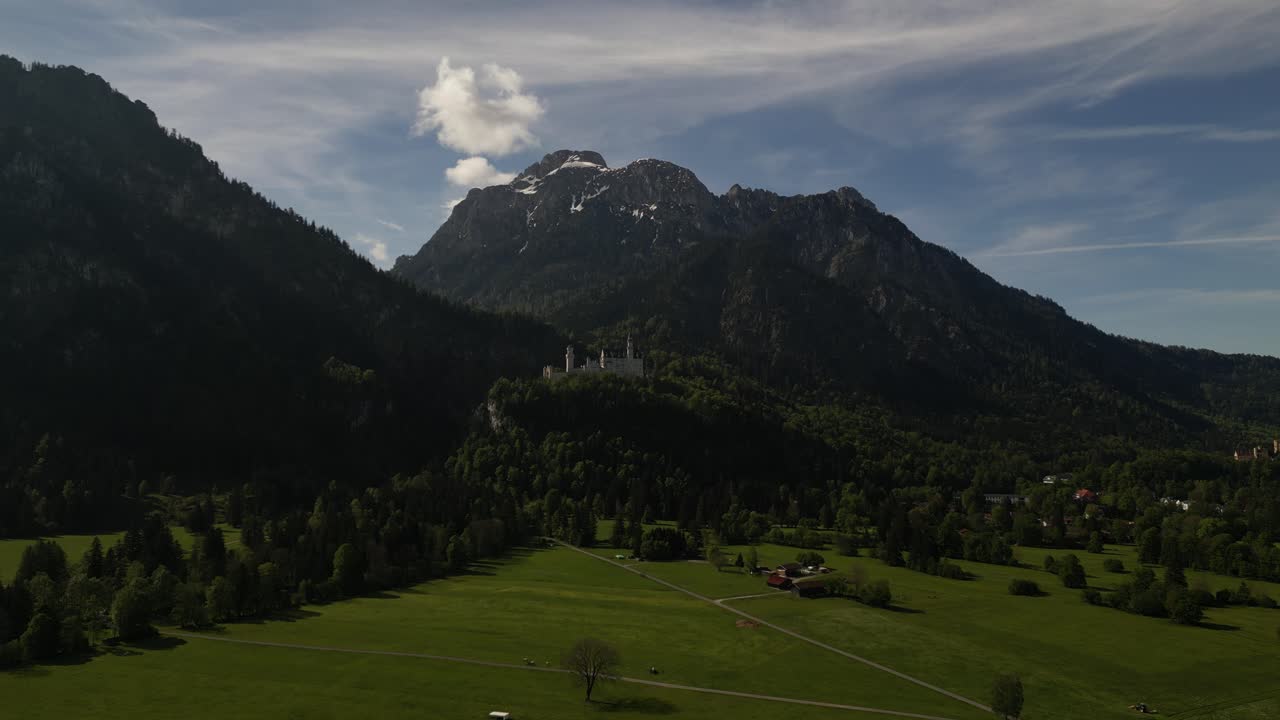 un avión no tripulado se eleva hacia el histórico castillo de neuschwanstein en schwangau, baviera, alemania.