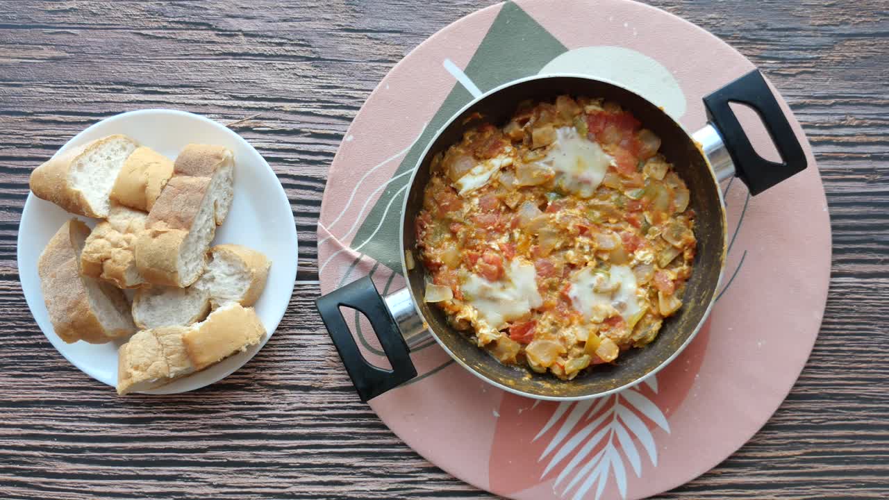 Turkish Menemen with Bread