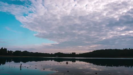 nubes en movimiento sobre el lago timelapse-1