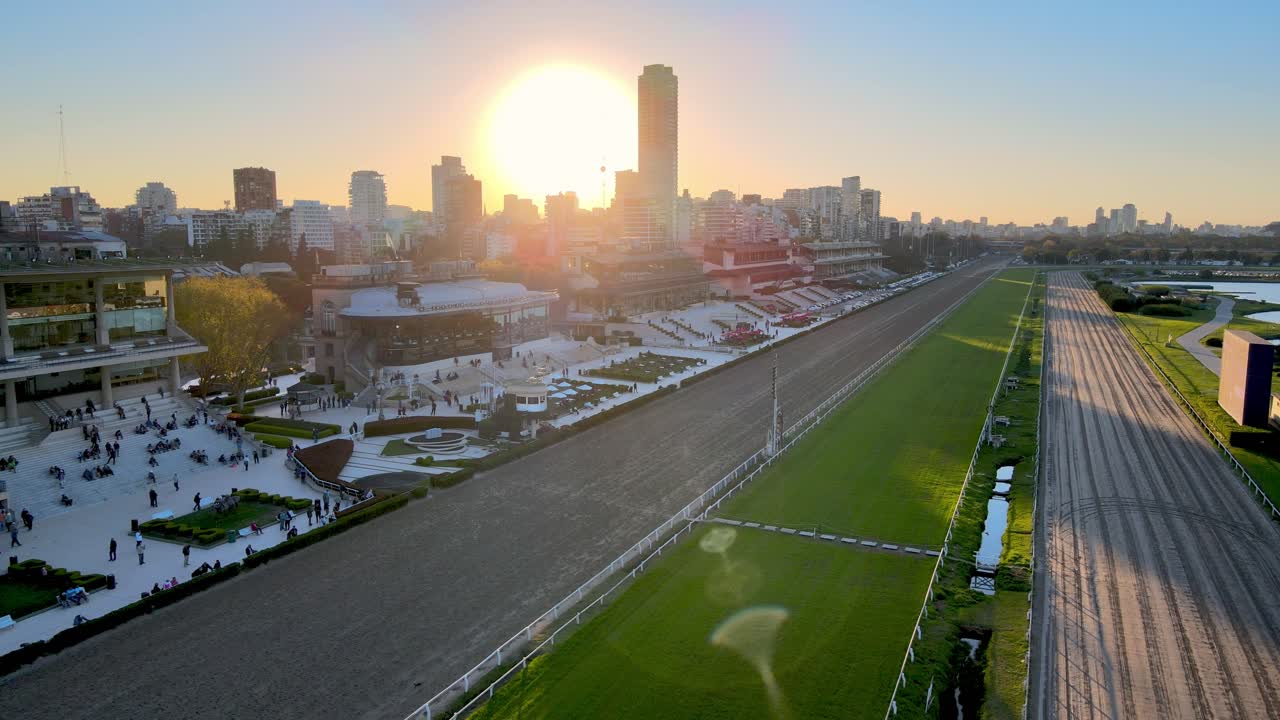 солнце садится над ипподромом аргентино-де-палермо, собираются зрители