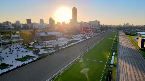 el sol se pone sobre el hipódromo argentino de palermo hipódromo, reunión de espectadores