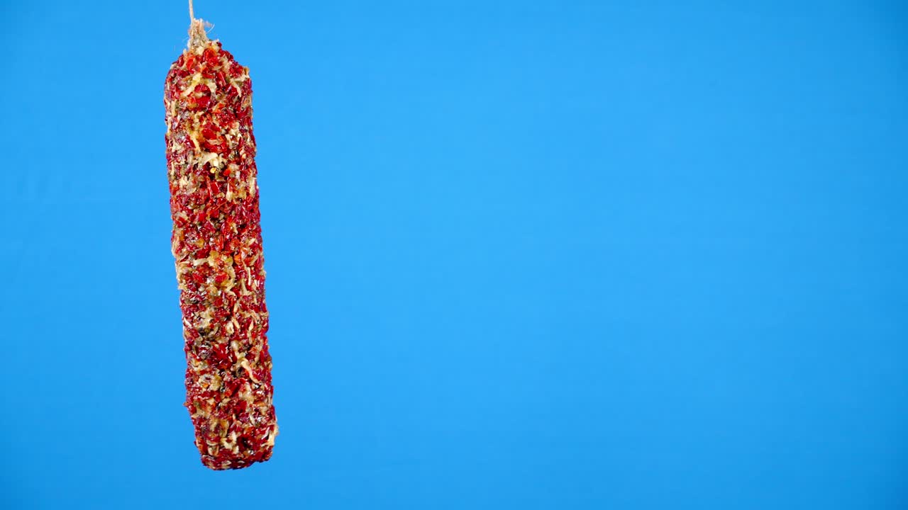 줄에 매달린 살라미 막대기.