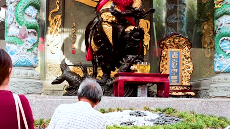 gente observando una estatua en un templo