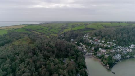 Luftaufnahmen-In-Richtung-South-Dartmouth,-Die-Einen-Hintergrund-Aus-Erstaunlichen-Grünen-Und-Gelben-Feldern-Offenbaren