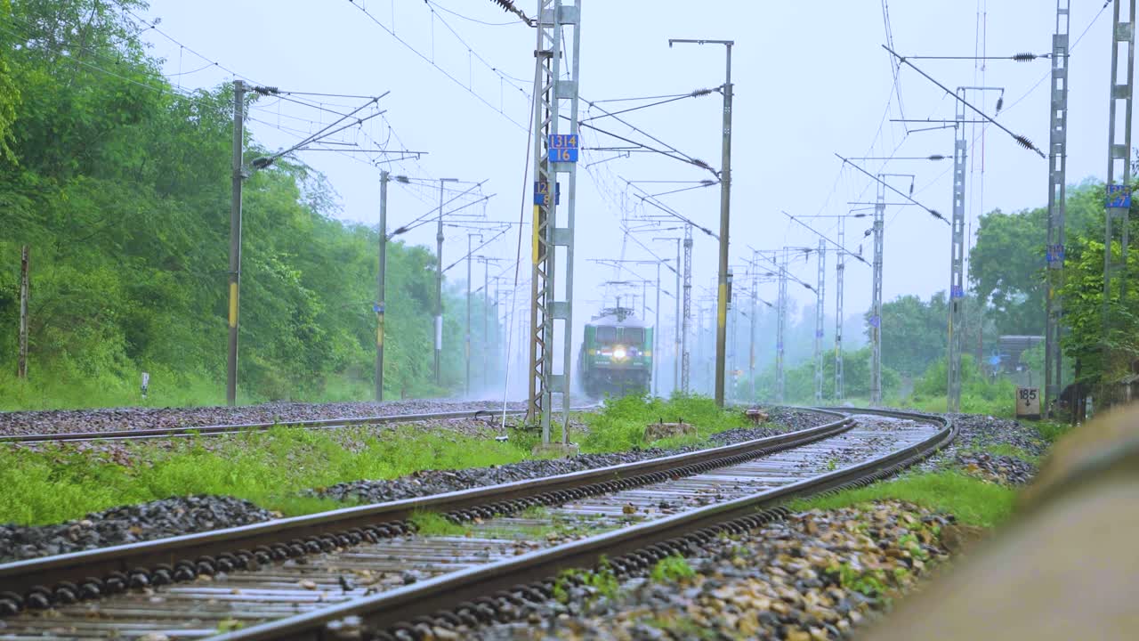 грузовой поезд, перевозящий промышленные товары во время муссонных дождей в индии