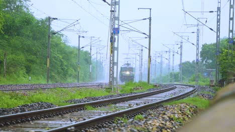 Tren-De-Carga-Que-Transporta-Productos-Industriales-Durante-Las-Lluvias-Monzónicas-En-La-India.