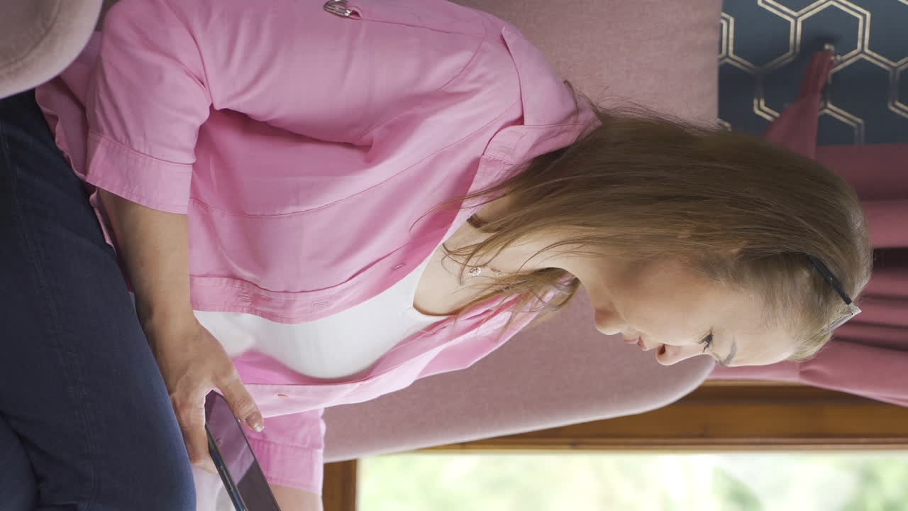 el video vertical de la mujer hablando por teléfono es frío junto al calentador frío.