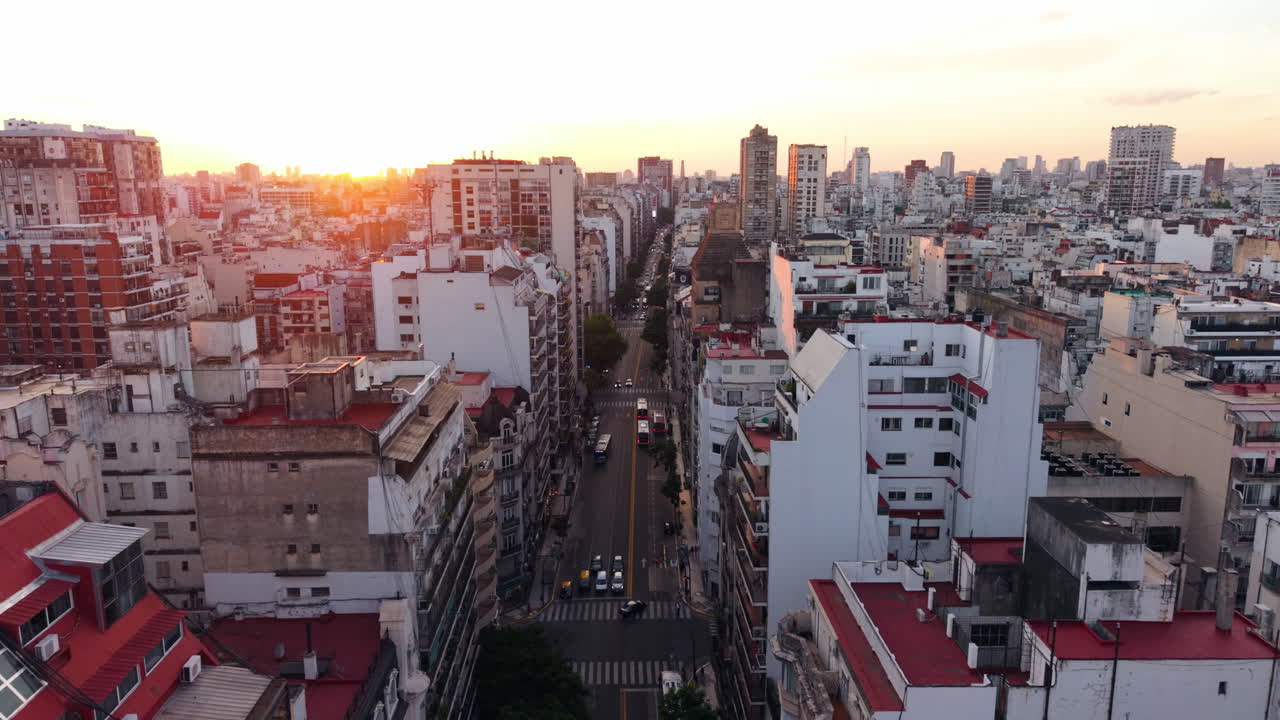 Skyline di Buenos Aires in Argentina al tramonto. Ripresa aerea con drone.