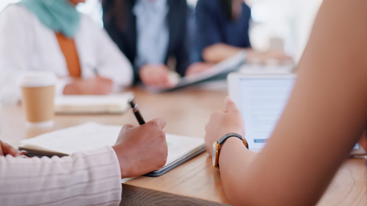 ビジネスチームとのミーティング ⁇ ハンドス&タブレット