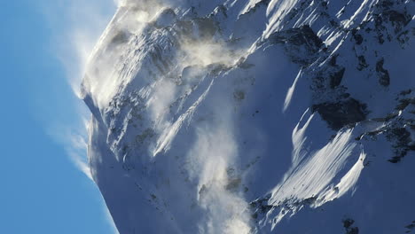 Pulverschnee-Weht-Vom-Berggipfel,-Skigebiet-Avoriaz,-Französische-Alpen,-Vertikal