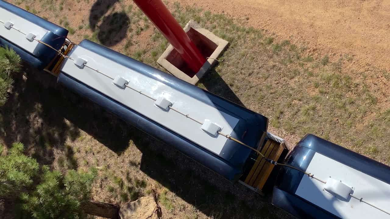 빛 위쪽의 파란색 열차, 놀이 공원의 레크리에이션 타기