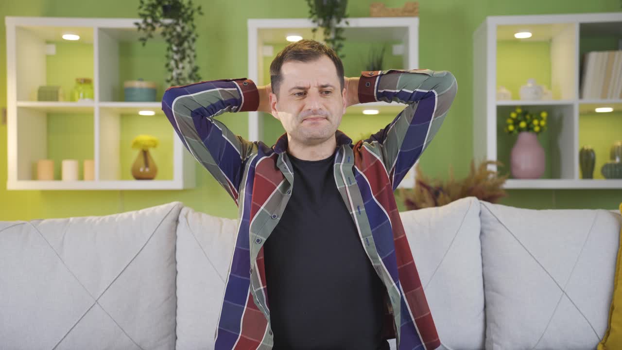 frustrado por las noticias que vio en el teléfono, el hombre rompió sus espíritus.