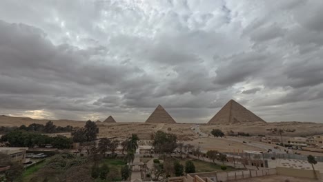 Nubes-Nubladas-Time-lapse-Sobre-Las-Antiguas-Grandes-Pirámides-De-Giza,-Egipto