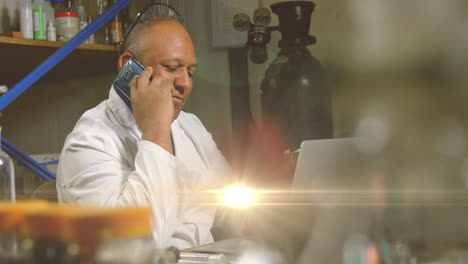 animación de luz brillante sobre un médico masculino biracial usando un teléfono inteligente