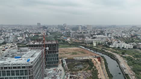 imágenes de drones de un bullicioso barrio de bangalore con rascacielos en construcción