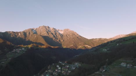 Hermosa-Vista-Aérea-Del-Valle-De-Seriana-Y-Sus-Montañas-En-Un-Día-Soleado,-Alpes-Orobie,-Bérgamo,-Italia