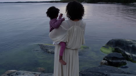 Madre-Tenencia-Hija-Cariño-Cuidado-Observación-Lago-Agua-Junto-Familia-Unión-Vínculo-Padre-Crianza-Amoroso-Amor-Naturaleza-Lago-Playa-Sujetar-Niño-Ocaso-Calmante-Relajante-Vista-Nutrir-Maternidad-Mujer