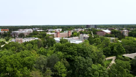 Linksschwenk-In-Der-Luft-über-Dem-Zentralen-Bereich-Des-Campus-Des-Bundesstaates-Michigan