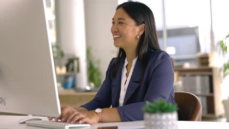 Mujer-De-Negocios,-Computadora-Y-Sonrisa