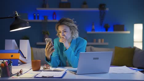 una trabajadora de oficina en casa recibe malas noticias por teléfono.