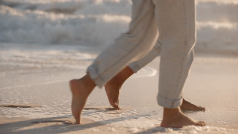 viaje, puesta de sol y playa y pies de pareja