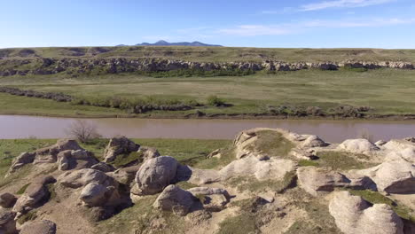 Jenseitige-Sandstein-Erosions-Hoodoos-Im-Grünen-Tal-Des-Alberta-Flusses