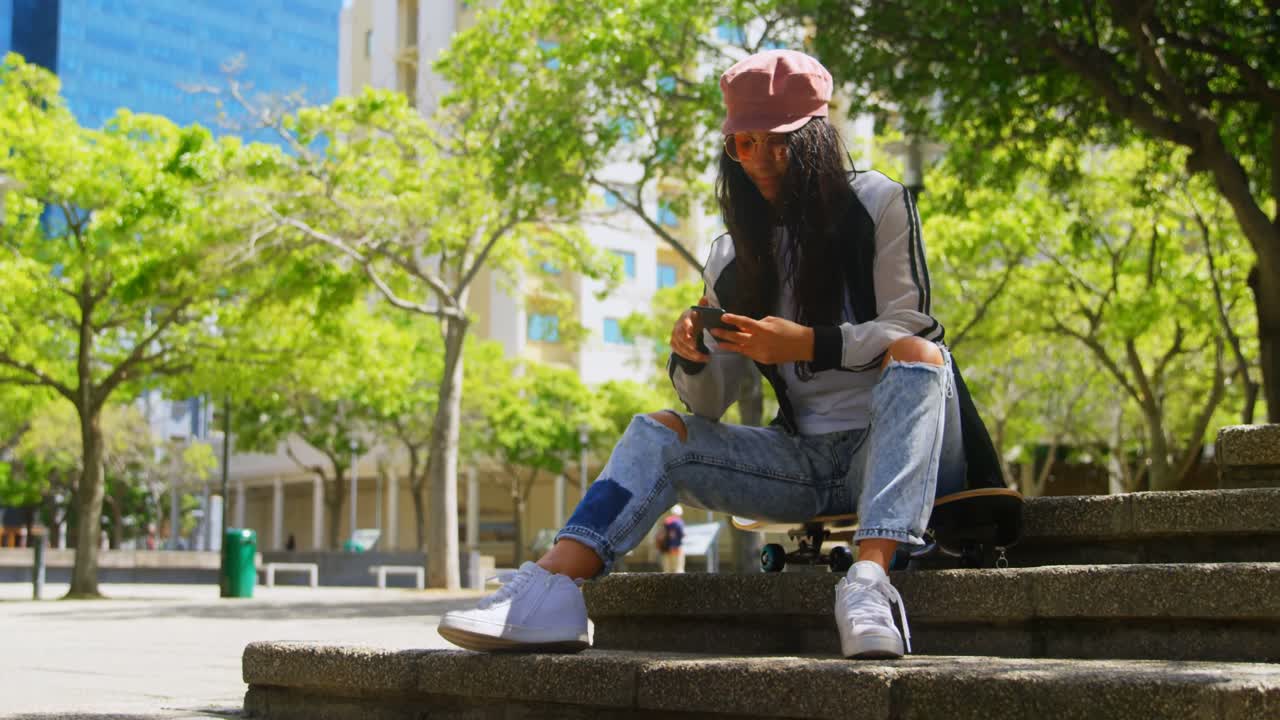 joven bailarina usando teléfono móvil en la ciudad 4k