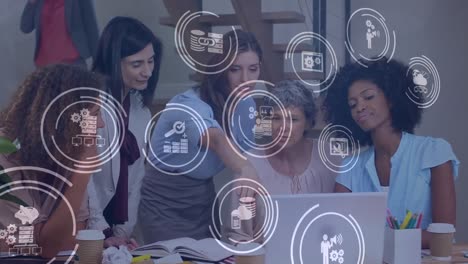 animación de una red de iconos digitales sobre colegas que usan portátiles y trabajan en la oficina