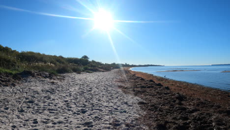 caminando muy despacio pov en la playa