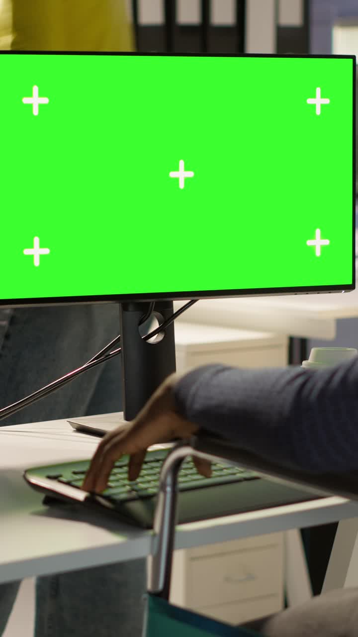 Vertikal video: Mand med paraplegi optimerer virksomhedssoftware med mockup-computer