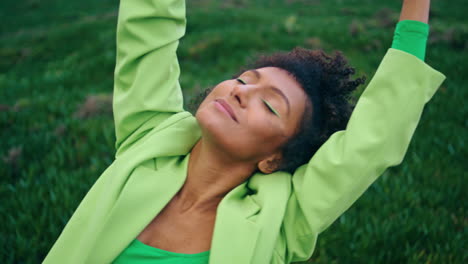 bailarina inspirada bailando la naturaleza de cerca. mujer afroamericana disfrutando del baile