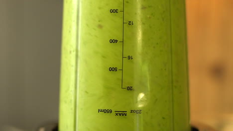 extreme close-up van een groene smoothie die wordt gemengd