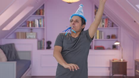 hombre indio feliz bailando en gorra de cumpleaños