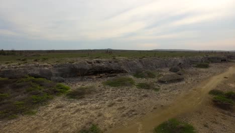 toma aérea de las cuevas que los indios arawak usaban en bonaire