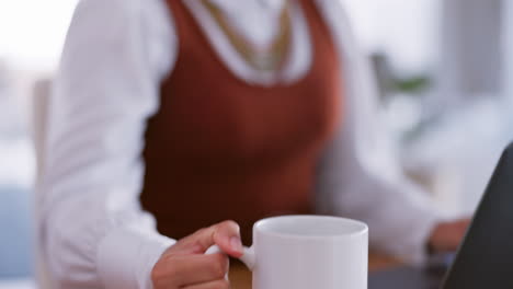 oficina, mujer y en descanso con el café