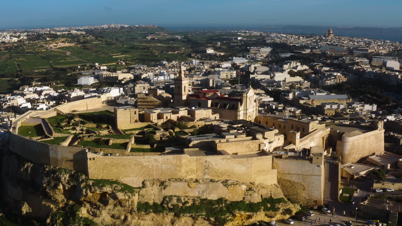 vista aérea de cittadella, también conocida como ciudadela y castello en la isla de gozo, malta - disparo de drones