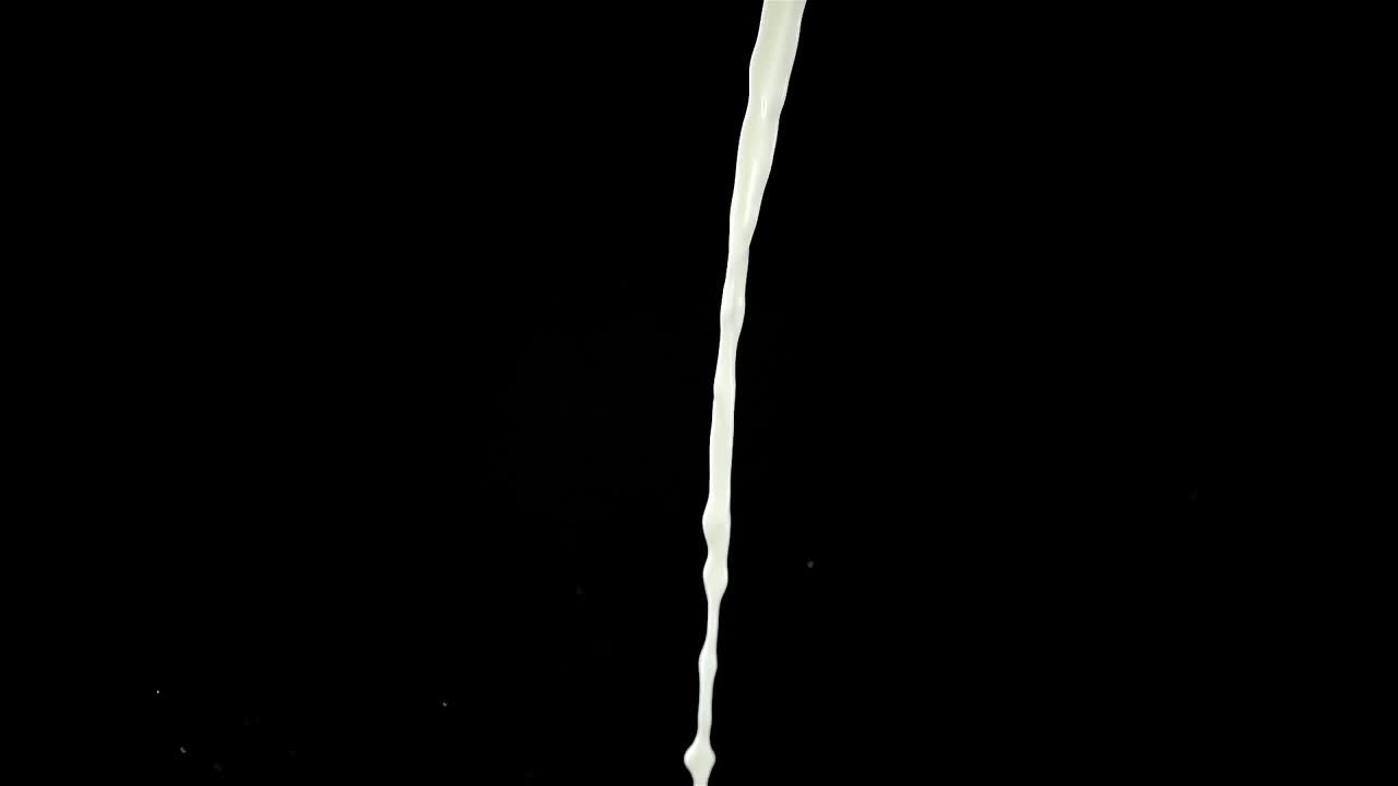 Stretta striscia liquida bianca si riversa verso il basso creando un contrasto elegante e una sensazione di studio minimalista.