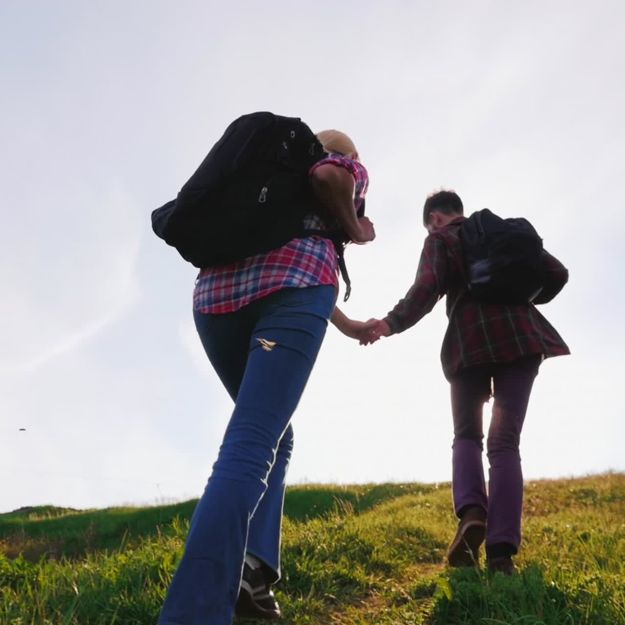una mujer sube una montaña